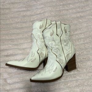 Women’s White Embroidered Western Boots | Size 8